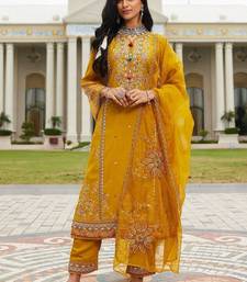 Women Floral Embroidered Regular Thread Work Kurta with Trousers & With Dupatta