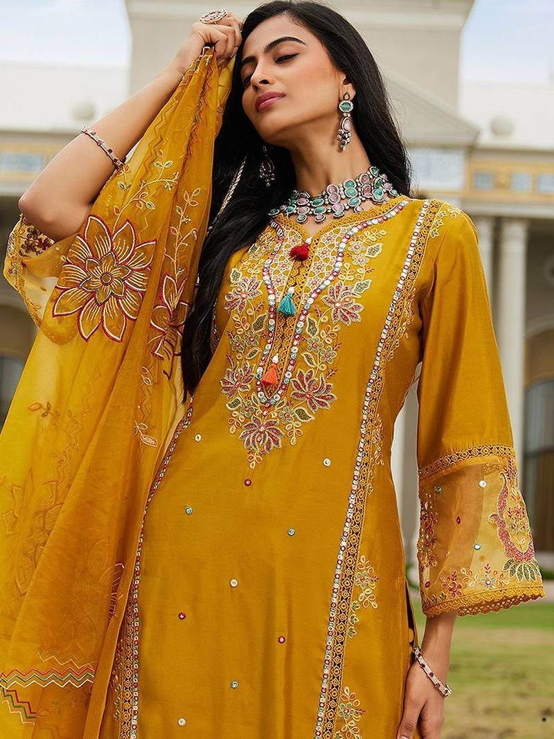 Women Floral Embroidered Regular Thread Work Kurta with Trousers & With Dupatta