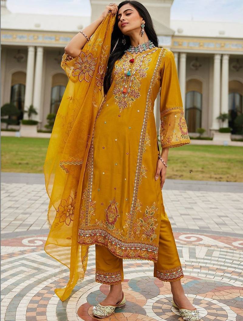 Women Floral Embroidered Regular Thread Work Kurta with Trousers & With Dupatta