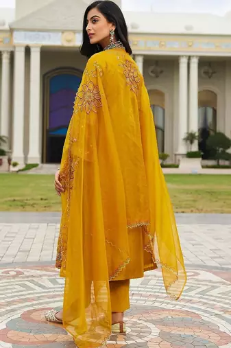 Women Floral Embroidered Regular Thread Work Kurta with Trousers & With Dupatta
