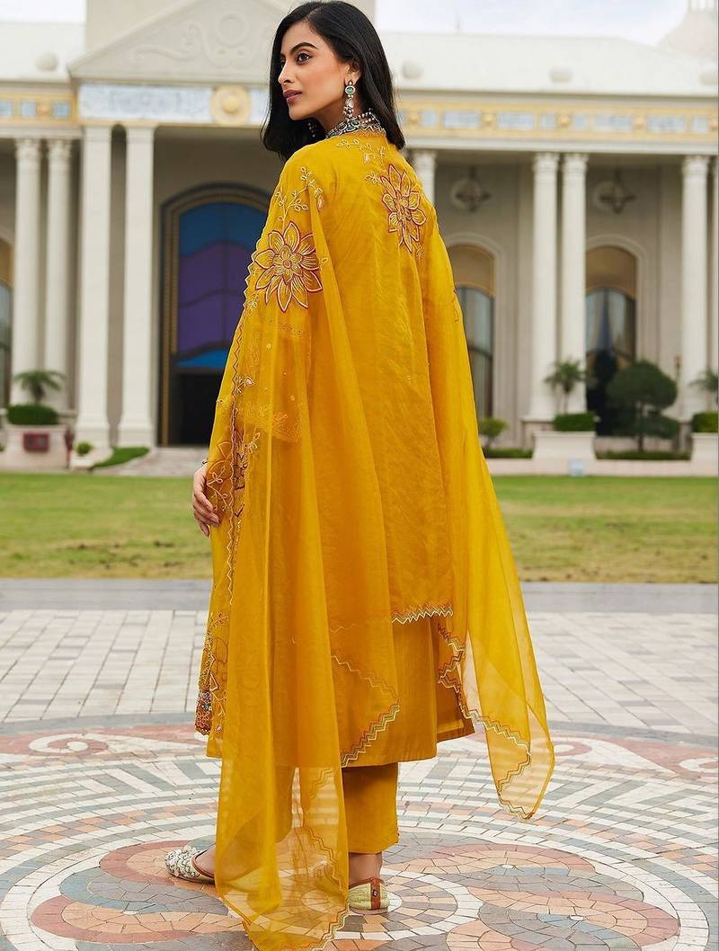 Women Floral Embroidered Regular Thread Work Kurta with Trousers & With Dupatta
