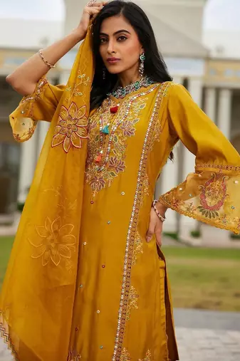 Women Floral Embroidered Regular Thread Work Kurta with Trousers & With Dupatta