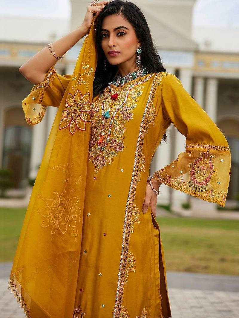 Women Floral Embroidered Regular Thread Work Kurta with Trousers & With Dupatta