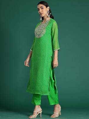 Leheriya Printed Zari Kurta With Trousers & Dupatta 5