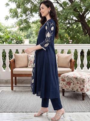 Women Floral Printed Empire Pure Cotton Kurta with Trousers 3