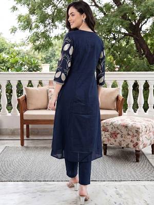 Women Floral Printed Empire Pure Cotton Kurta with Trousers 4
