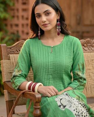 Women Animal Printed Pleated Pure Cotton Kurta with Trousers 2