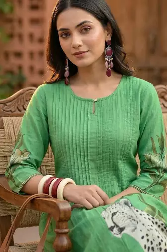 Women Animal Printed Pleated Pure Cotton Kurta with Trousers