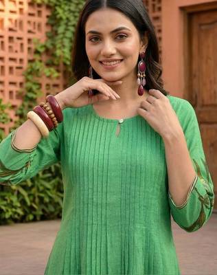Women Animal Printed Pleated Pure Cotton Kurta with Trousers 3