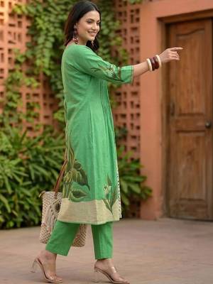Women Animal Printed Pleated Pure Cotton Kurta with Trousers 7