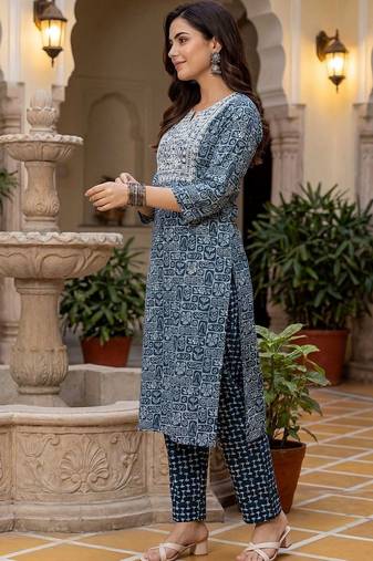 Women Floral Embroidered Regular Thread Work Pure Cotton Kurta with Trousers