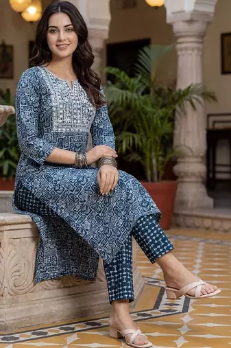 Women Floral Embroidered Regular Thread Work Pure Cotton Kurta with Trousers