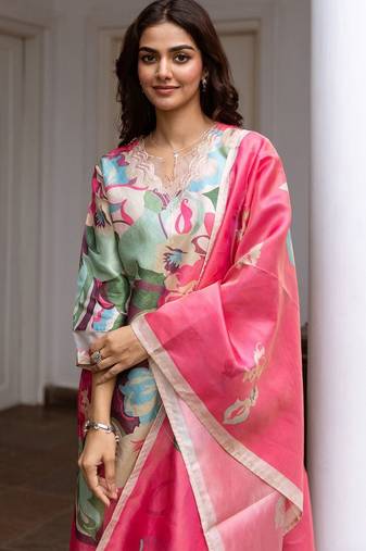 Women Floral Printed Regular Kurta with Trousers & With Dupatta