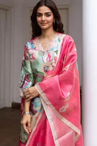 Women Floral Printed Regular Kurta with Trousers & With Dupatta