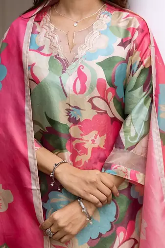 Women Floral Printed Regular Kurta with Trousers & With Dupatta