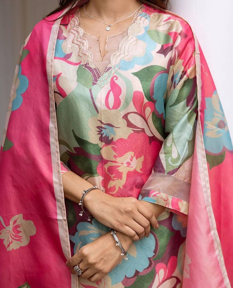 Women Floral Printed Regular Kurta with Trousers & With Dupatta