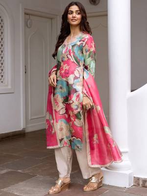 Women Floral Printed Regular Kurta with Trousers & With Dupatta 5