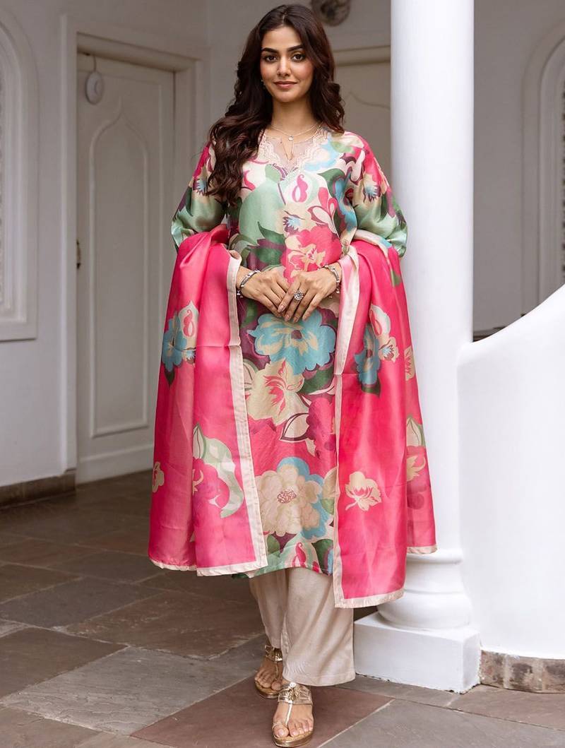 Women Floral Printed Regular Kurta with Trousers & With Dupatta