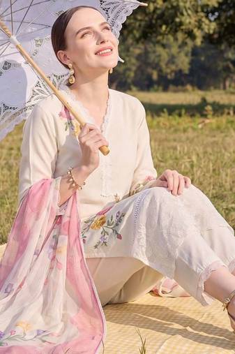 Women Floral Embroidered Regular Thread Work Kurta with Trousers & With Dupatta