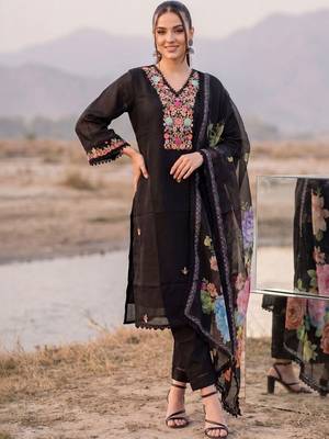 Women Floral Embroidered Regular Thread Work Kurta with Trousers & With Dupatta 6