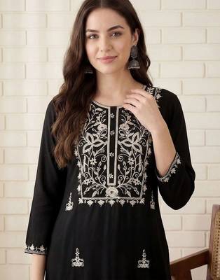 Women Floral Embroidered Regular Thread Work Kurta with Trousers 2