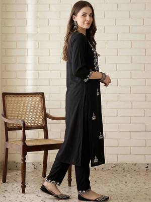 Women Floral Embroidered Regular Thread Work Kurta with Trousers 3