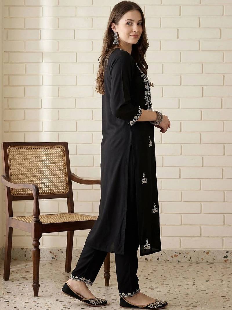 Women Floral Embroidered Regular Thread Work Kurta with Trousers