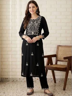 Women Floral Embroidered Regular Thread Work Kurta with Trousers 1