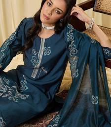 Women Floral Embroidered Regular Thread Work Kurta with Trousers & With Dupatta