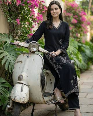 Women Floral Embroidered Regular Thread Work Kurta with Trousers 1