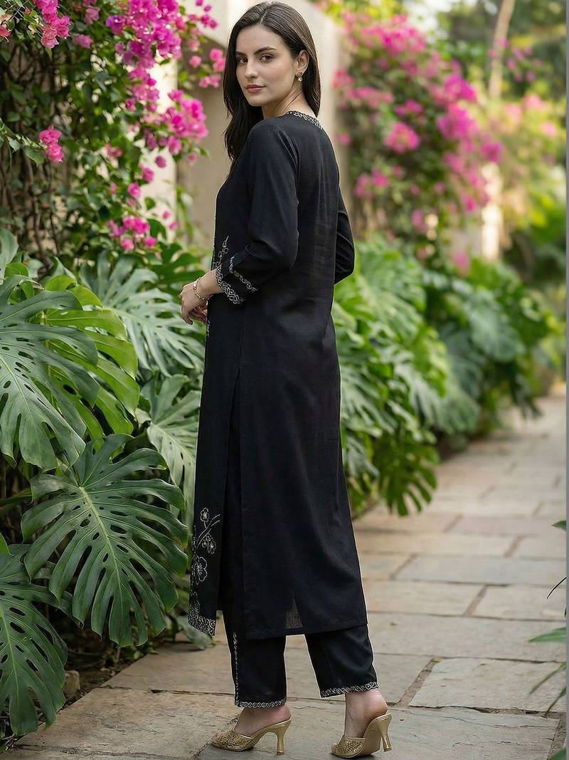 Women Floral Embroidered Regular Thread Work Kurta with Trousers