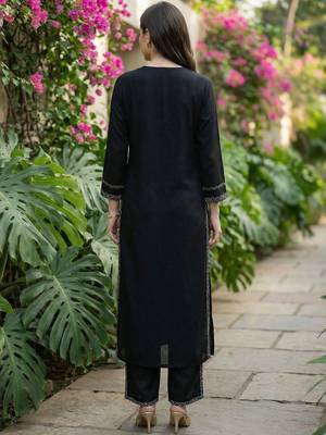Women Floral Embroidered Regular Thread Work Kurta with Trousers 6