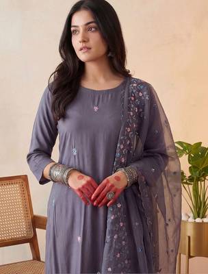 Women Floral Embroidered Regular Thread Work Kurta with Trousers & With Dupatta 2