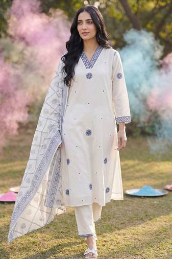 Women Ethnic Motifs Embroidered Regular Pure Cotton Kurta with Trousers & With Dupatta
