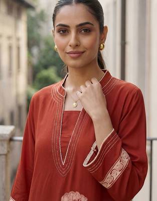 Women Animal Printed Regular Thread Work Kurta with Palazzos 1