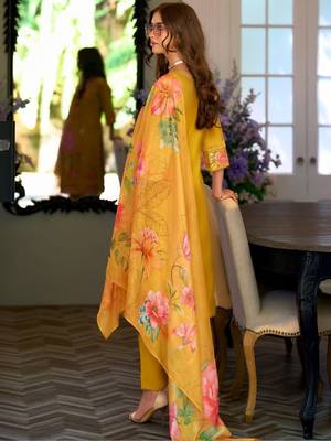 Women Floral Embroidered Regular Thread Work Kurta with Trousers & With Dupatta 5