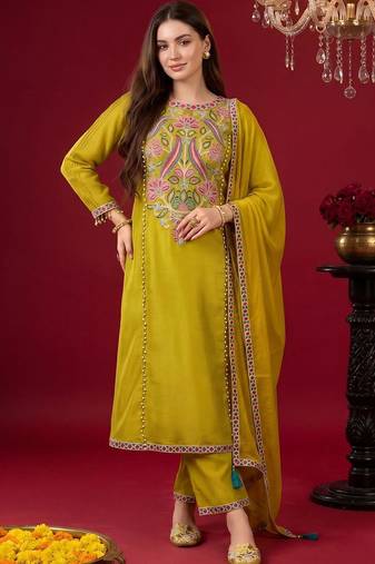 Women Floral Embroidered Regular Beads and Stones Kurta with Trousers & With Dupatta