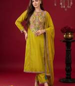 Women Floral Embroidered Regular Beads and Stones Kurta with Trousers & With Dupatta