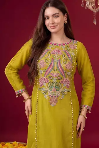Women Floral Embroidered Regular Beads and Stones Kurta with Trousers & With Dupatta