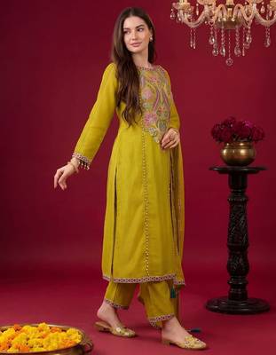 Women Floral Embroidered Regular Beads and Stones Kurta with Trousers & With Dupatta 3