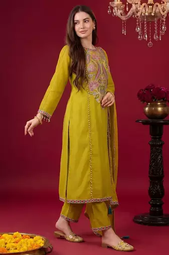 Women Floral Embroidered Regular Beads and Stones Kurta with Trousers & With Dupatta
