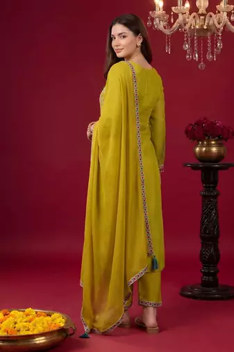 Women Floral Embroidered Regular Beads and Stones Kurta with Trousers & With Dupatta