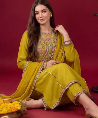 Women Floral Embroidered Regular Beads and Stones Kurta with Trousers & With Dupatta 5