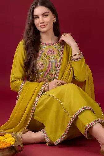 Women Floral Embroidered Regular Beads and Stones Kurta with Trousers & With Dupatta