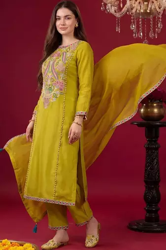 Women Floral Embroidered Regular Beads and Stones Kurta with Trousers & With Dupatta