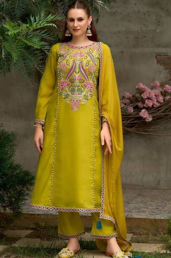 Women Floral Embroidered Regular Thread Work Kurta with Trousers & With Dupatta
