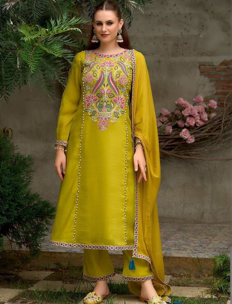 Women Floral Embroidered Regular Thread Work Kurta with Trousers & With Dupatta