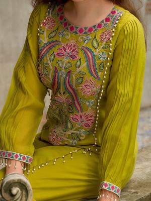 Women Floral Embroidered Regular Thread Work Kurta with Trousers & With Dupatta 3