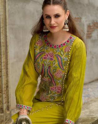 Women Floral Embroidered Regular Thread Work Kurta with Trousers & With Dupatta 5