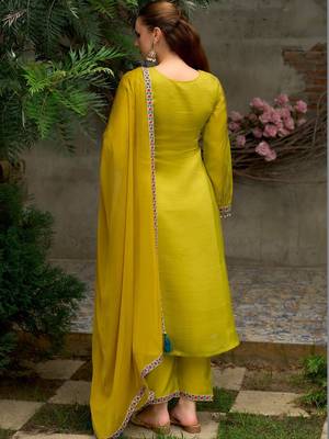 Women Floral Embroidered Regular Thread Work Kurta with Trousers & With Dupatta 6